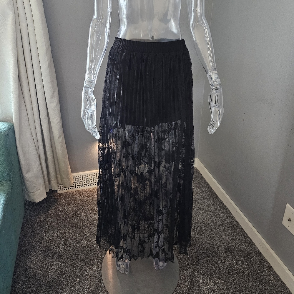Lace pleated skirt with biker shorts.